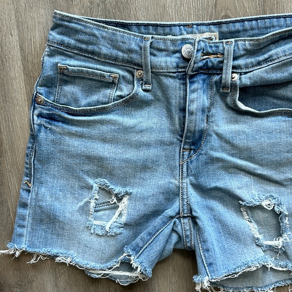 Levi’s Mid Rise Skinny Cutoff Shorts - Light Wash/Distressed - Picture 7 of 7